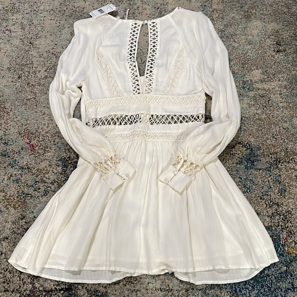 Free People White Cut Out, beautiful detailed Mini Dress. Size 2 V-Neck Neckline - Picture 7 of 8